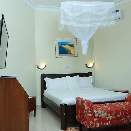 Mowicribs Hotel And Spa Entebbe Esterno foto