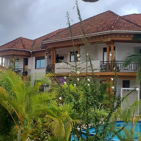 Mowicribs Hotel And Spa Entebbe Esterno foto