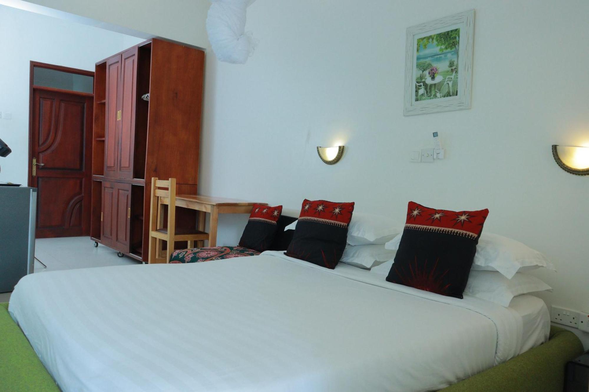Mowicribs Hotel And Spa Entebbe Esterno foto