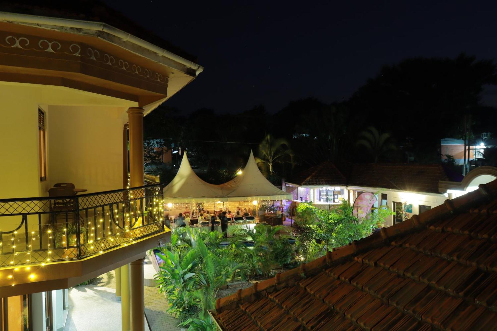 Mowicribs Hotel And Spa Entebbe Esterno foto