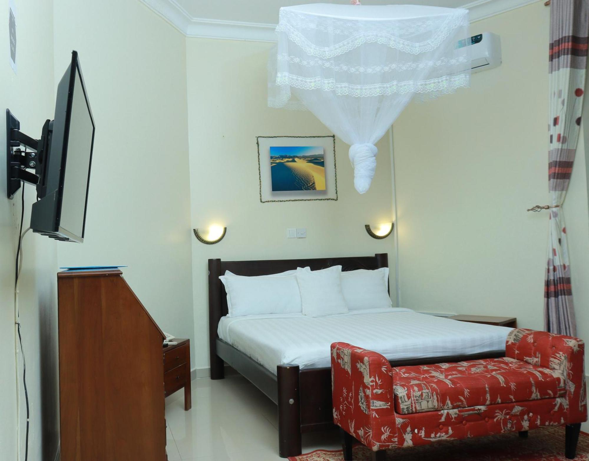 Mowicribs Hotel And Spa Entebbe Esterno foto