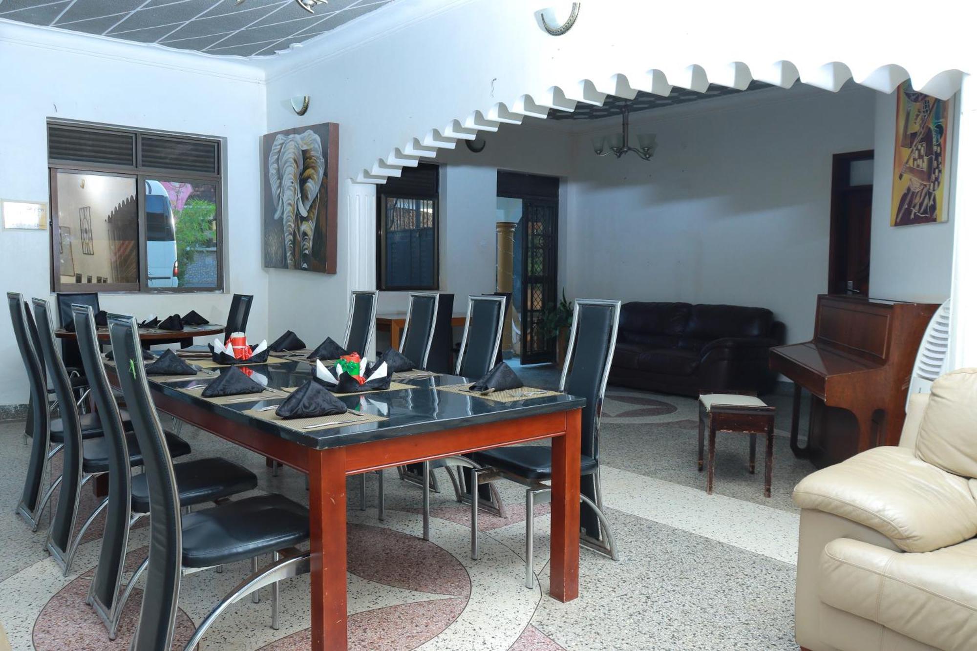 Mowicribs Hotel And Spa Entebbe Esterno foto