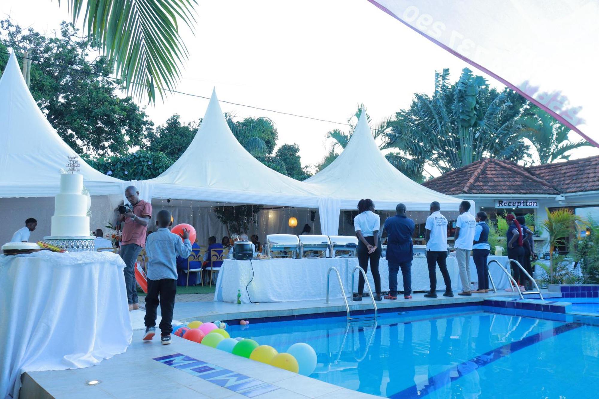 Mowicribs Hotel And Spa Entebbe Esterno foto