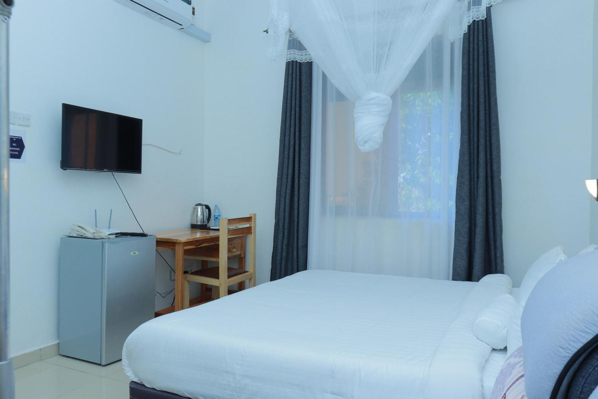 Mowicribs Hotel And Spa Entebbe Esterno foto