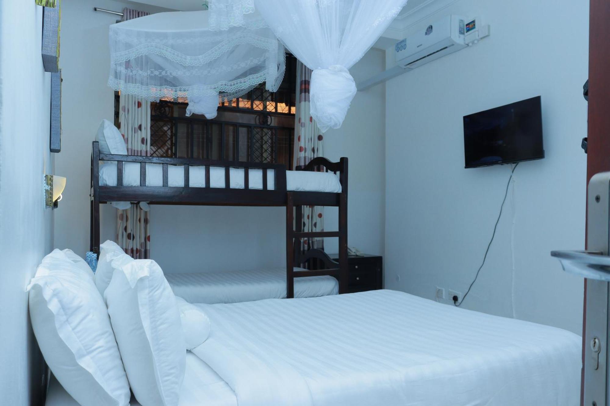 Mowicribs Hotel And Spa Entebbe Esterno foto
