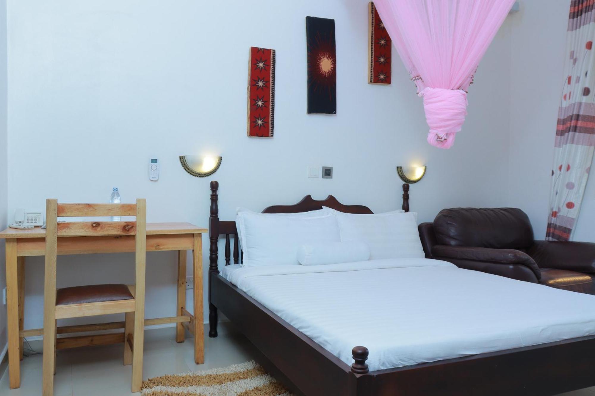 Mowicribs Hotel And Spa Entebbe Esterno foto