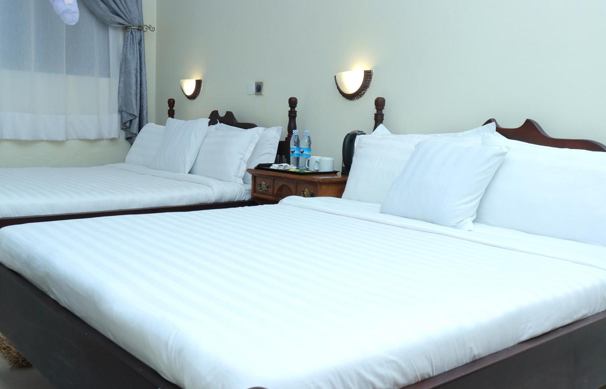 Mowicribs Hotel And Spa Entebbe Esterno foto