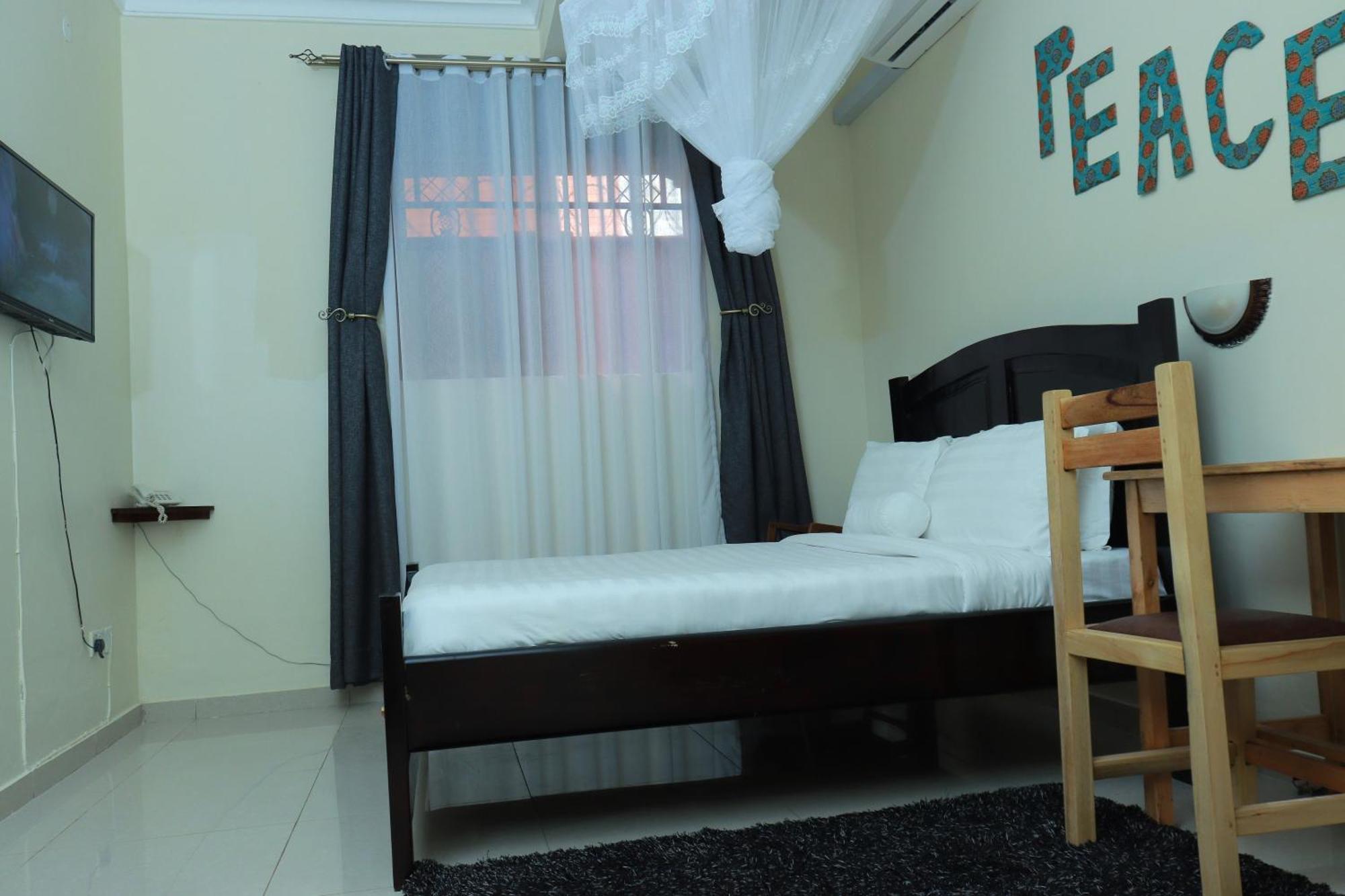 Mowicribs Hotel And Spa Entebbe Esterno foto