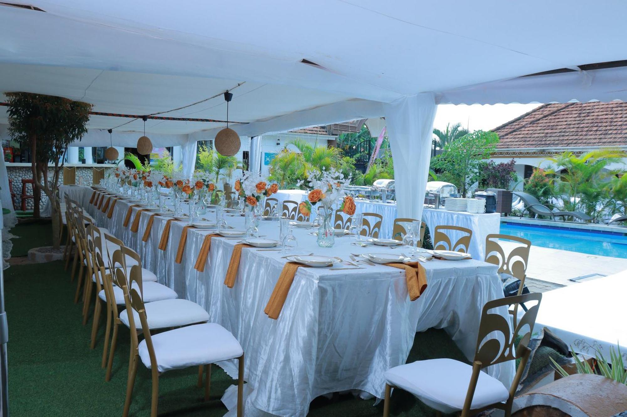 Mowicribs Hotel And Spa Entebbe Esterno foto