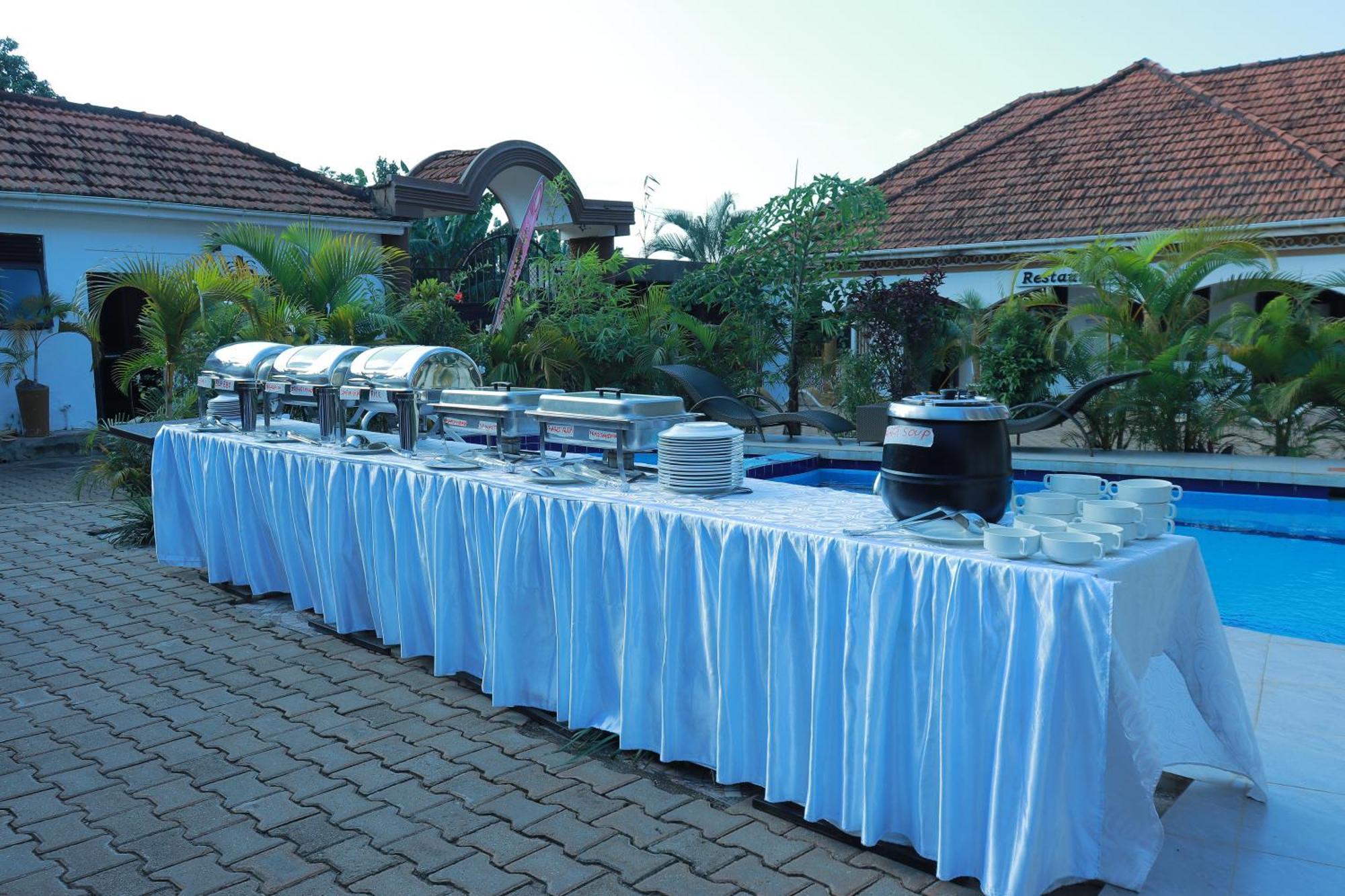 Mowicribs Hotel And Spa Entebbe Esterno foto
