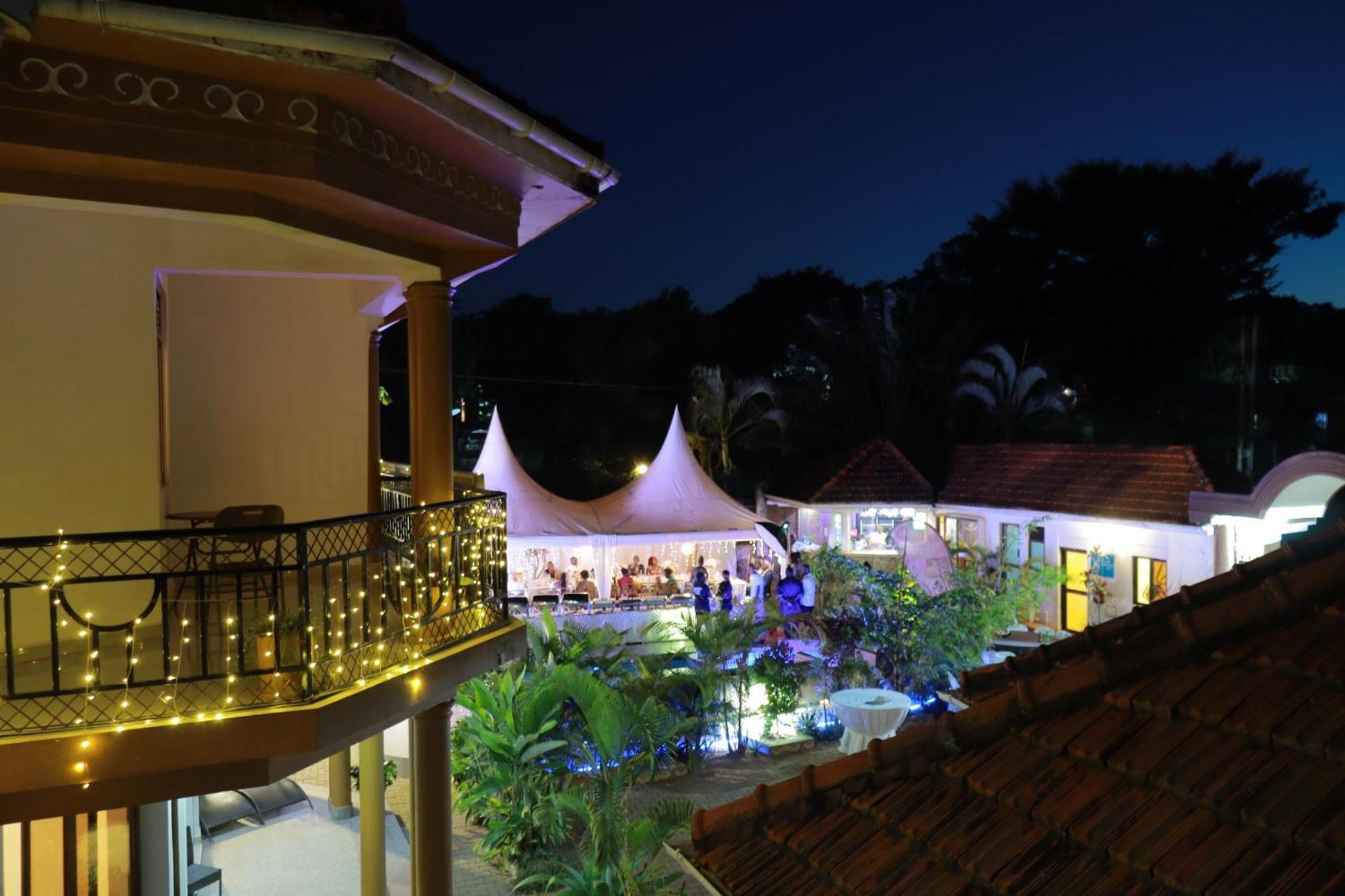 Mowicribs Hotel And Spa Entebbe Esterno foto