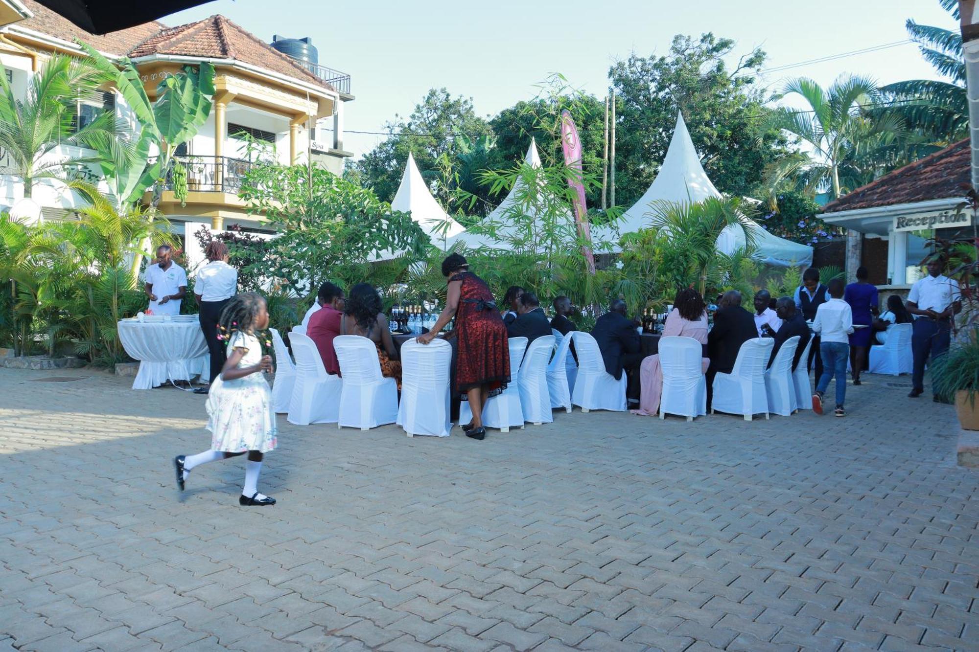 Mowicribs Hotel And Spa Entebbe Esterno foto