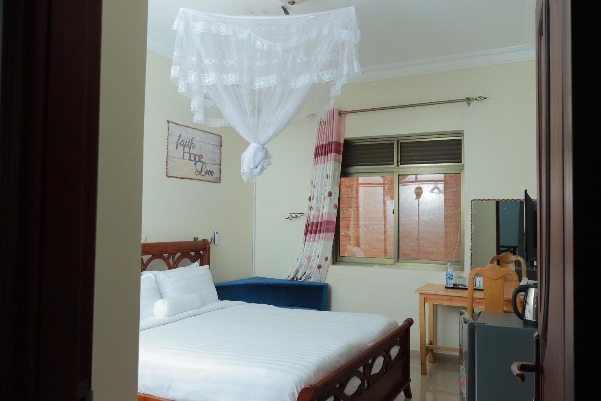 Mowicribs Hotel And Spa Entebbe Esterno foto