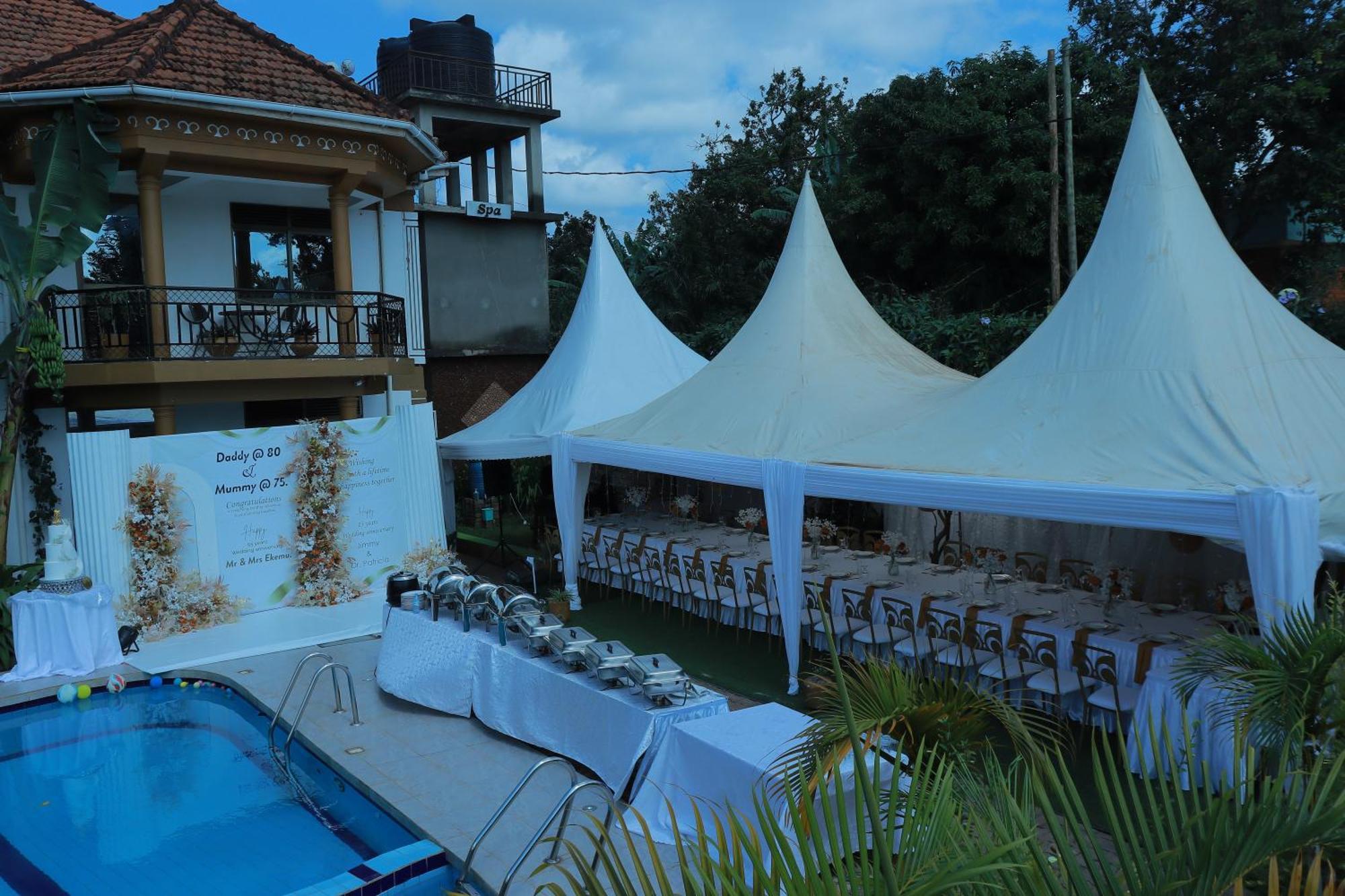Mowicribs Hotel And Spa Entebbe Esterno foto